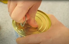 homem abrindo uma lata