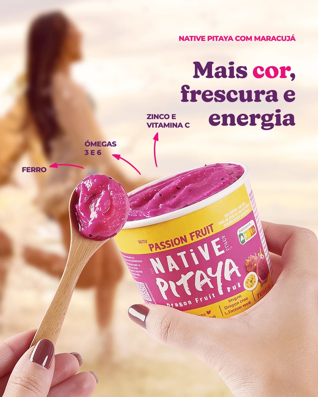 Mãos seguram copo de Native Pitaya e colher com creme rosa, com o texto "Mais cor, frescura e energia"