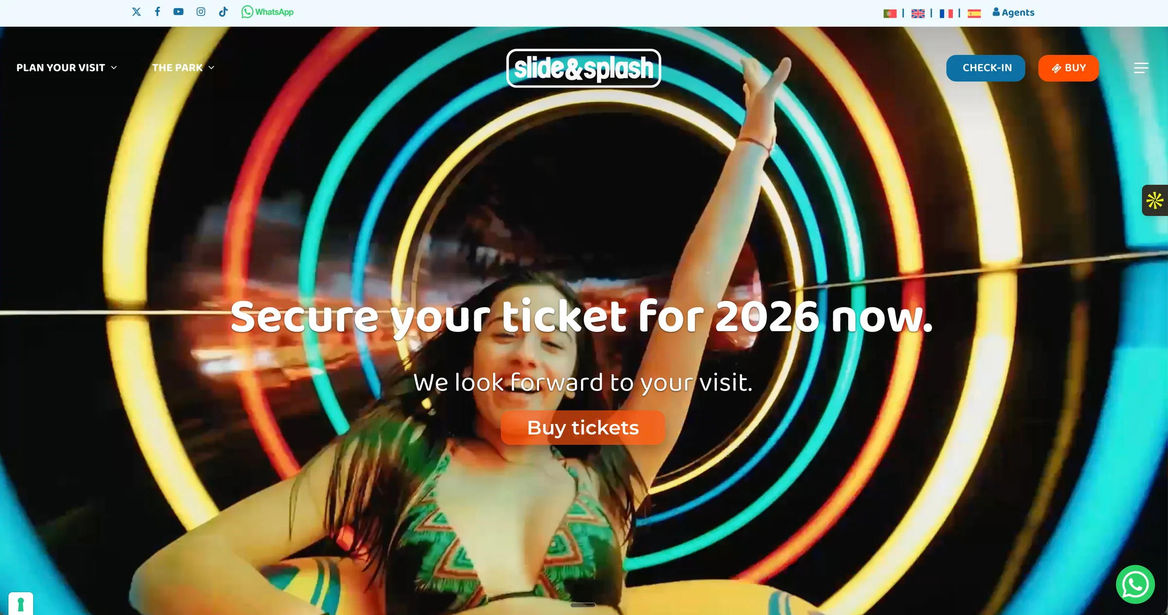Página inicial do Slide & Splash com o texto "Secure your ticket for 2026 now." e botão "Buy tickets"