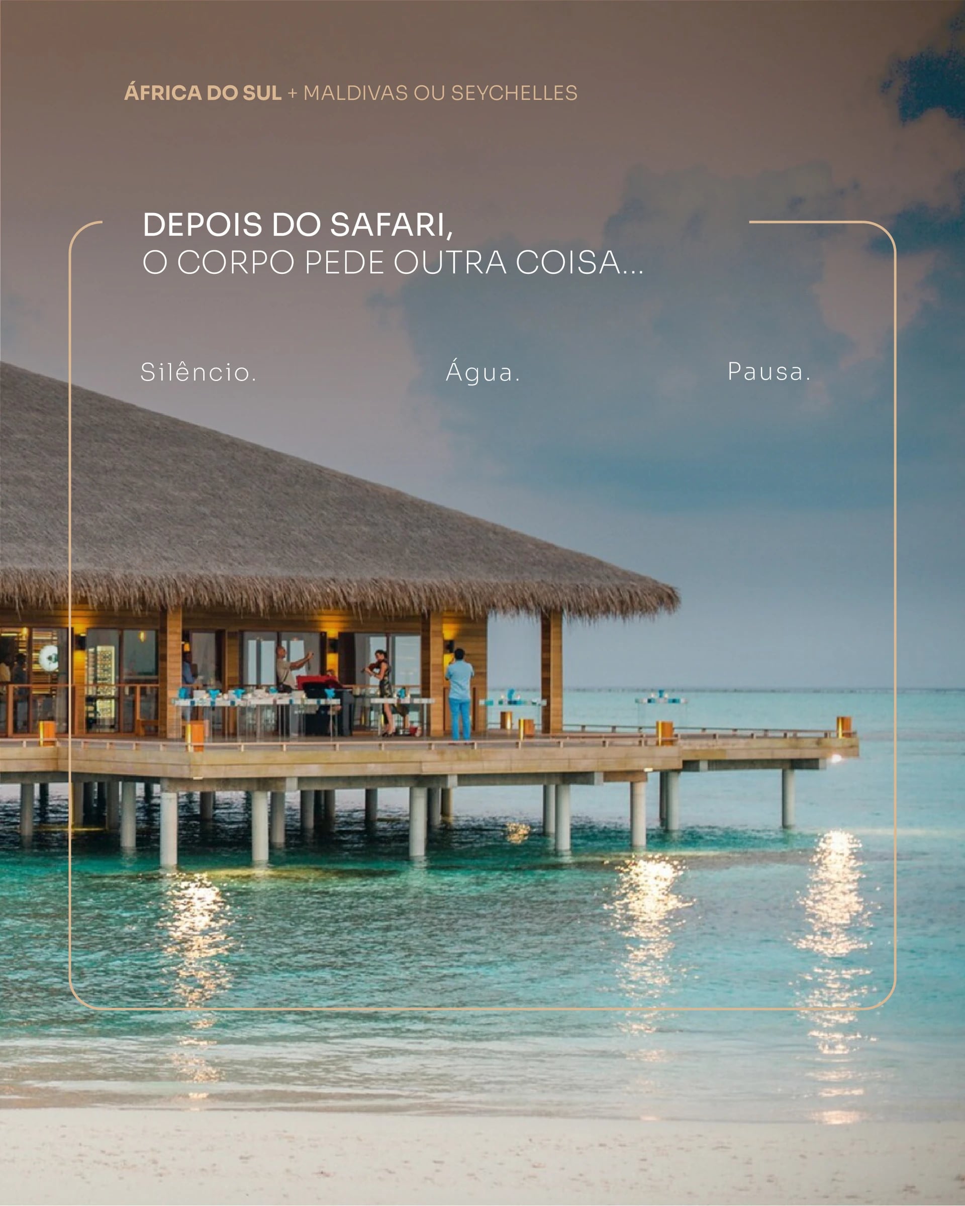 Restaurante de palafitas sobre água turquesa com o texto "Depois do safari, o corpo pede outra coisa..."