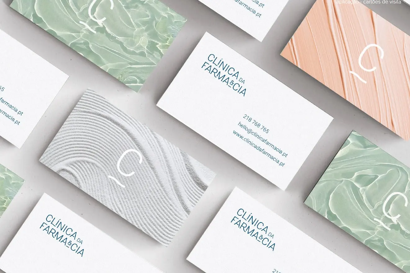 Clínica da Farmácia cards in sage green and salmon, fanned out.