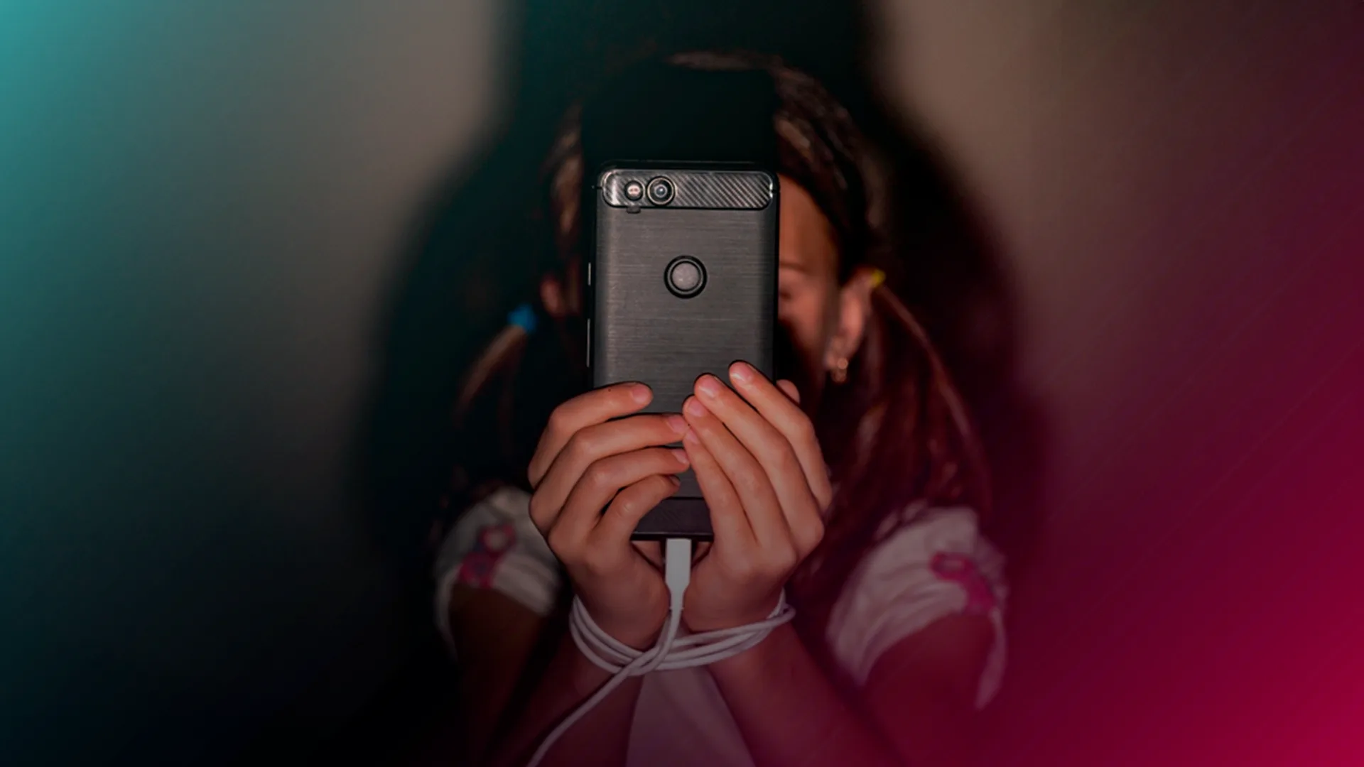 TikTok: criatividade ou controlo? O lado menos visível da app que molda uma geração