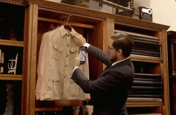 vídeo de homem fotografando roupas