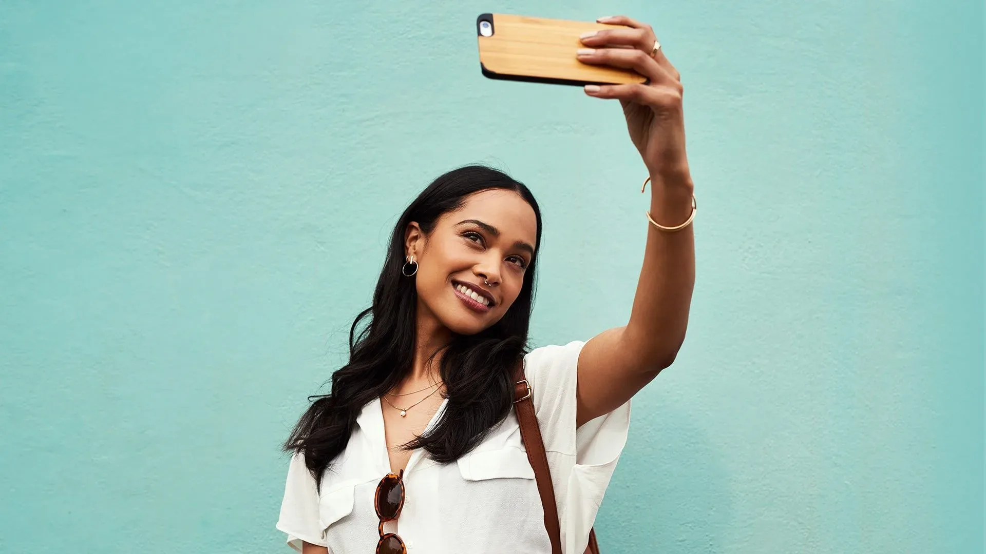 mulher fazendo uma selfie