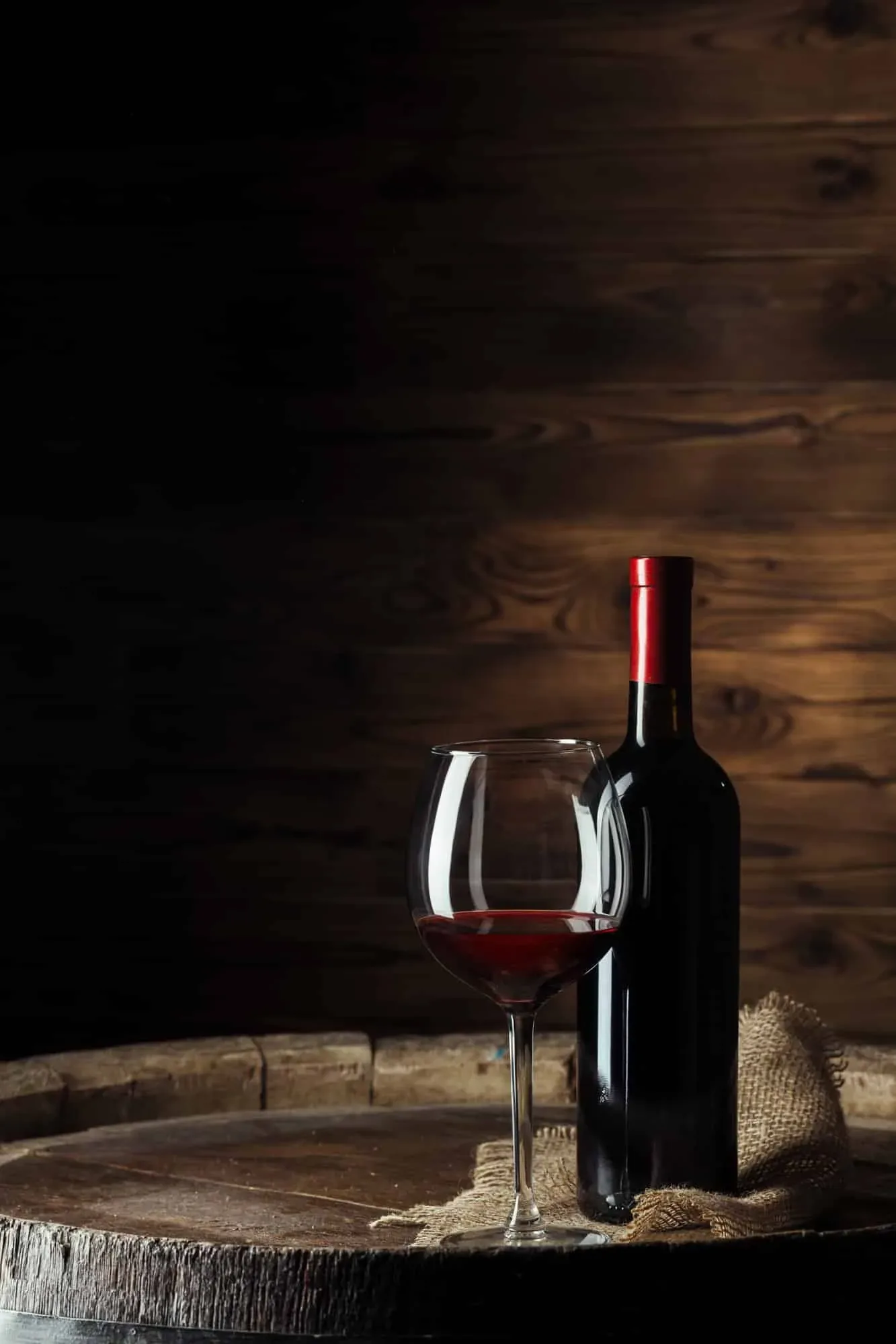 Garrafa e taça de vinho