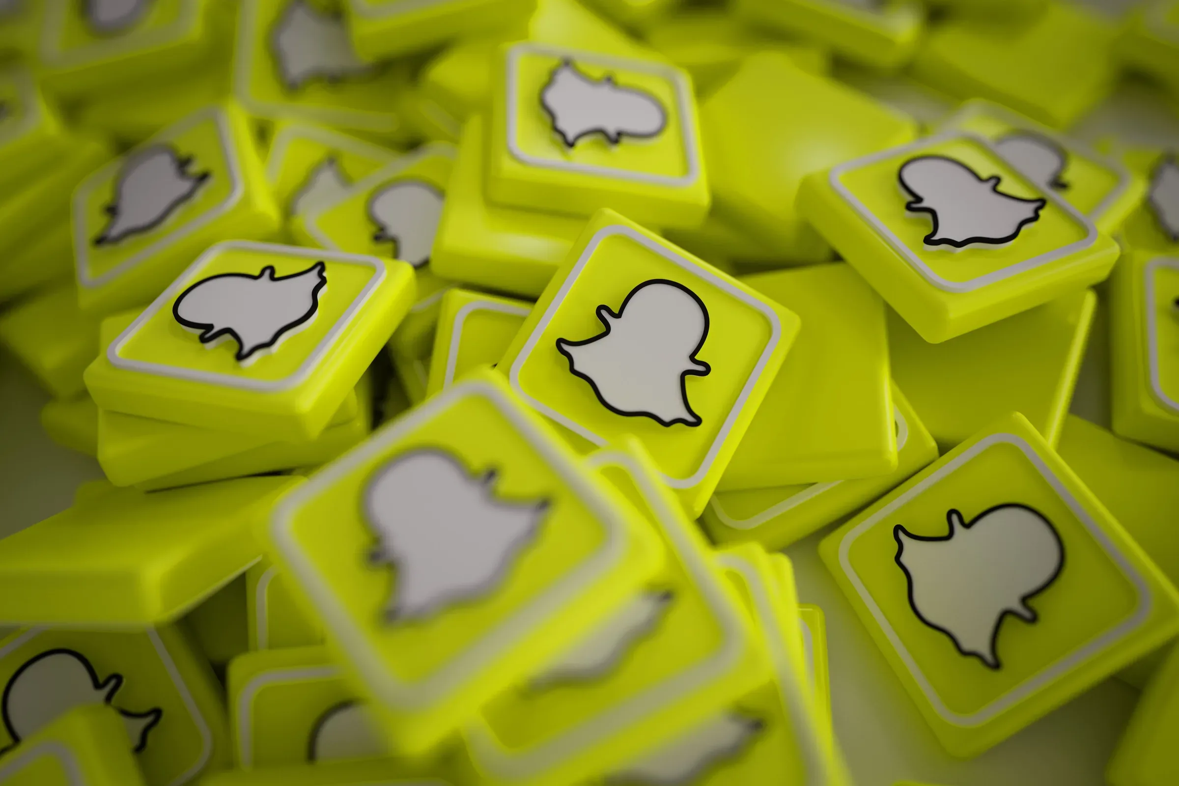 4 pile 3d snapchat logos