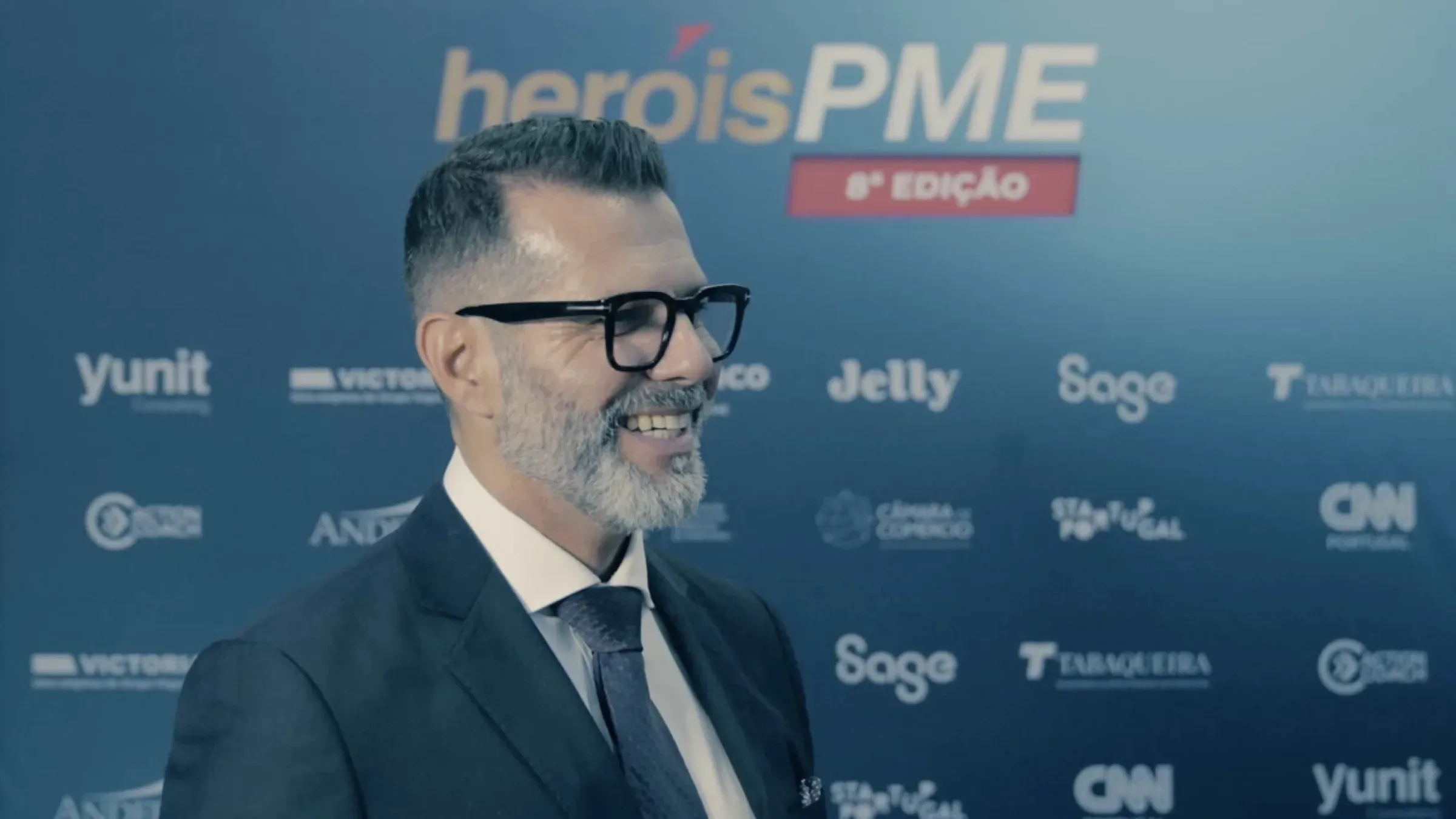 Homem de fato e gravata a sorrir no evento Heróis PME 8ª Edição