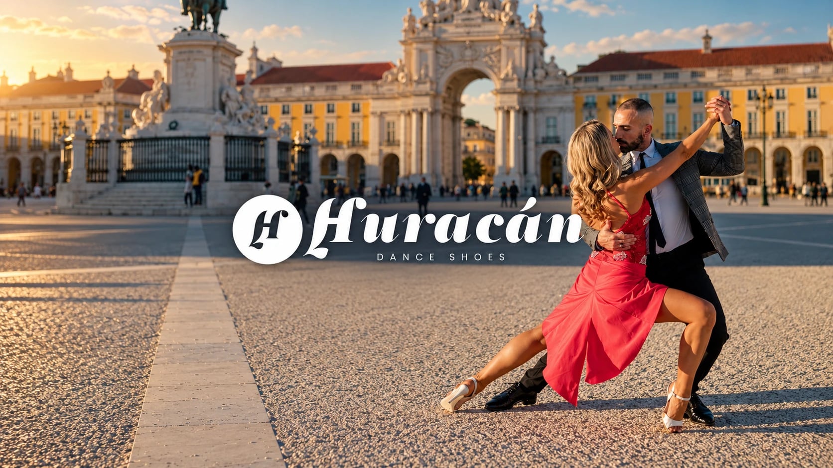 Par a dançar tango na Praça do Comércio ao pôr do sol, com o logótipo "Huracán Dance Shoes" ao centro