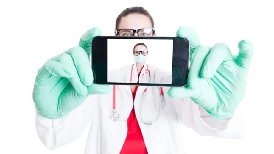 médica a segurar o telemovel