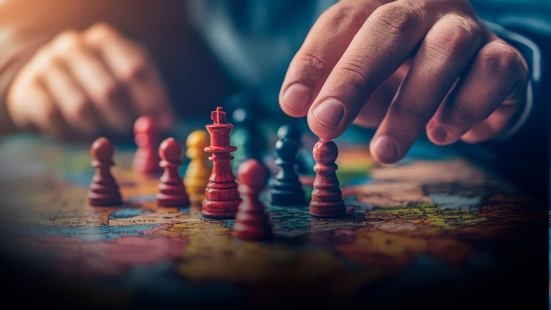 Peças de xadres em cima uma mapa