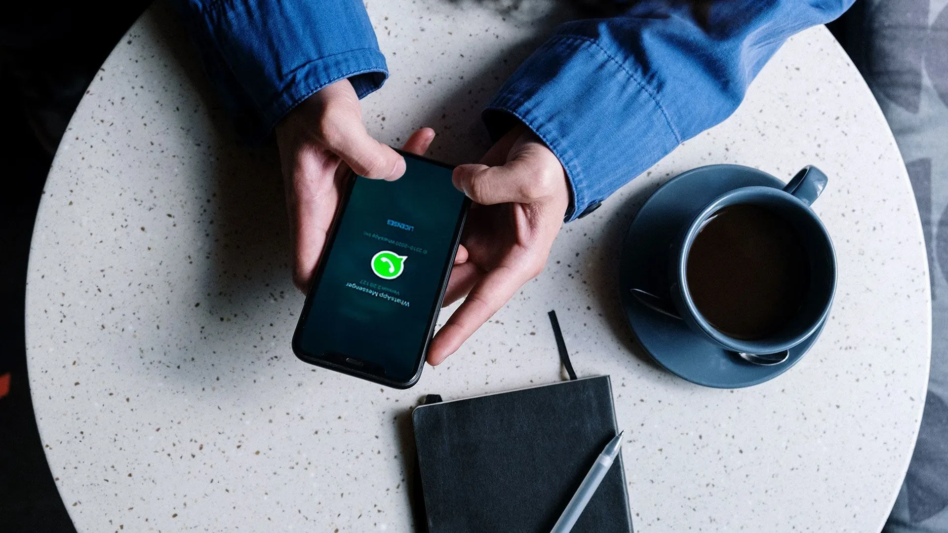 pessoa com telemóvel a aceder ao whatsapp