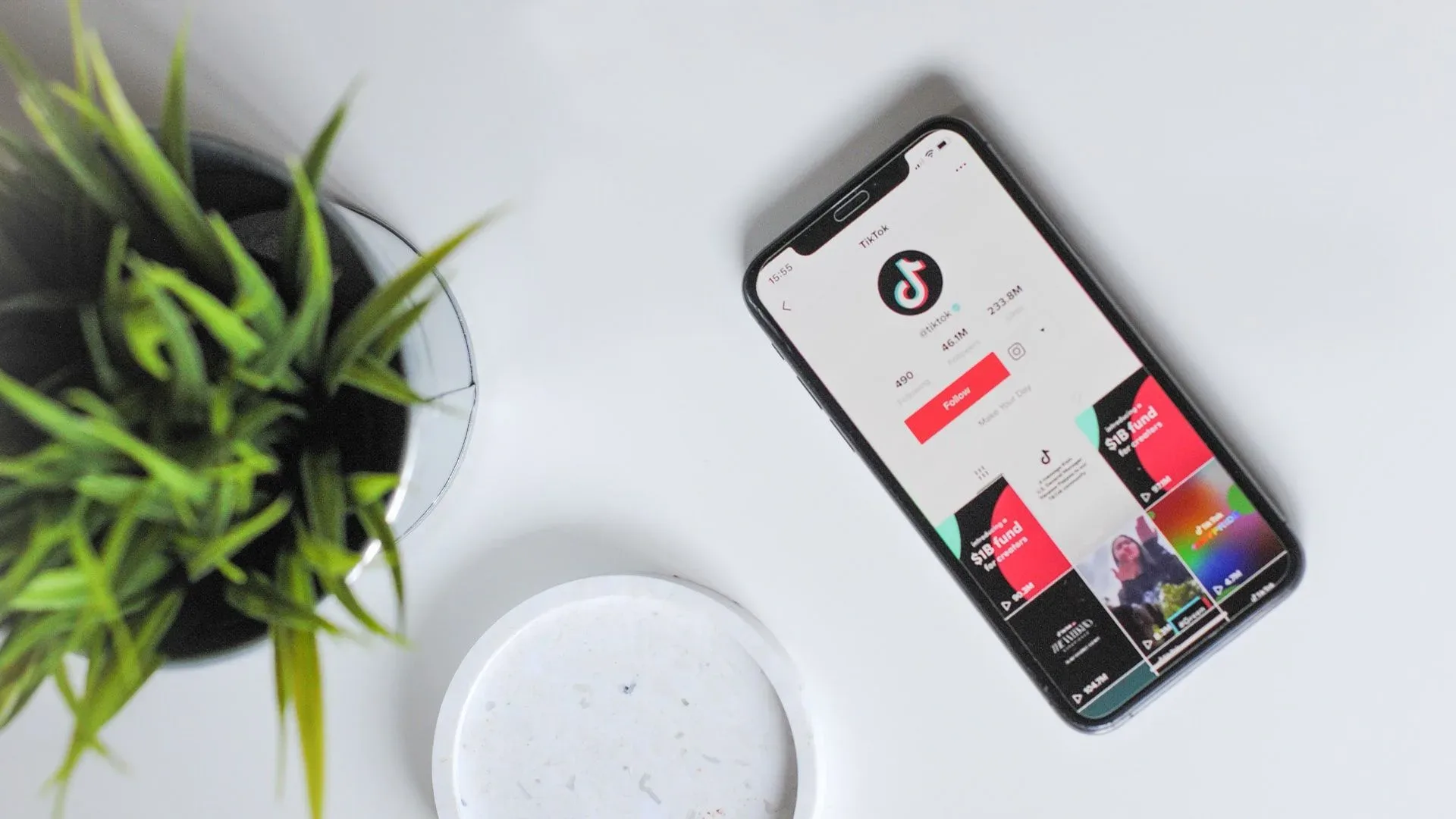 smartphone com o app do tiktok