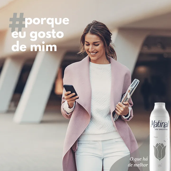 mulher a usar no telemovel