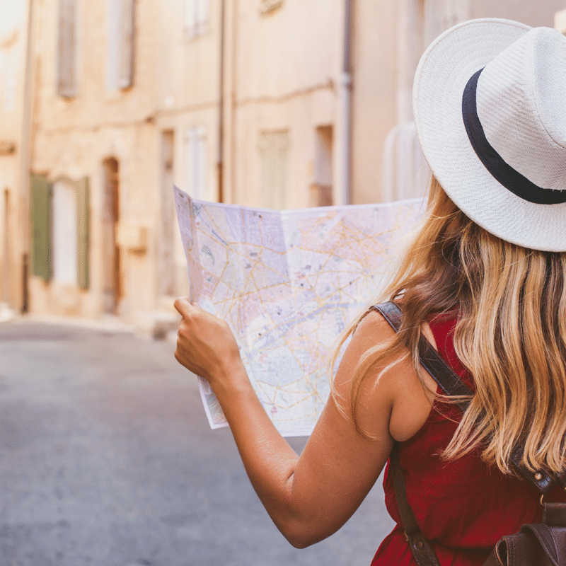mulher olhando em um mapa