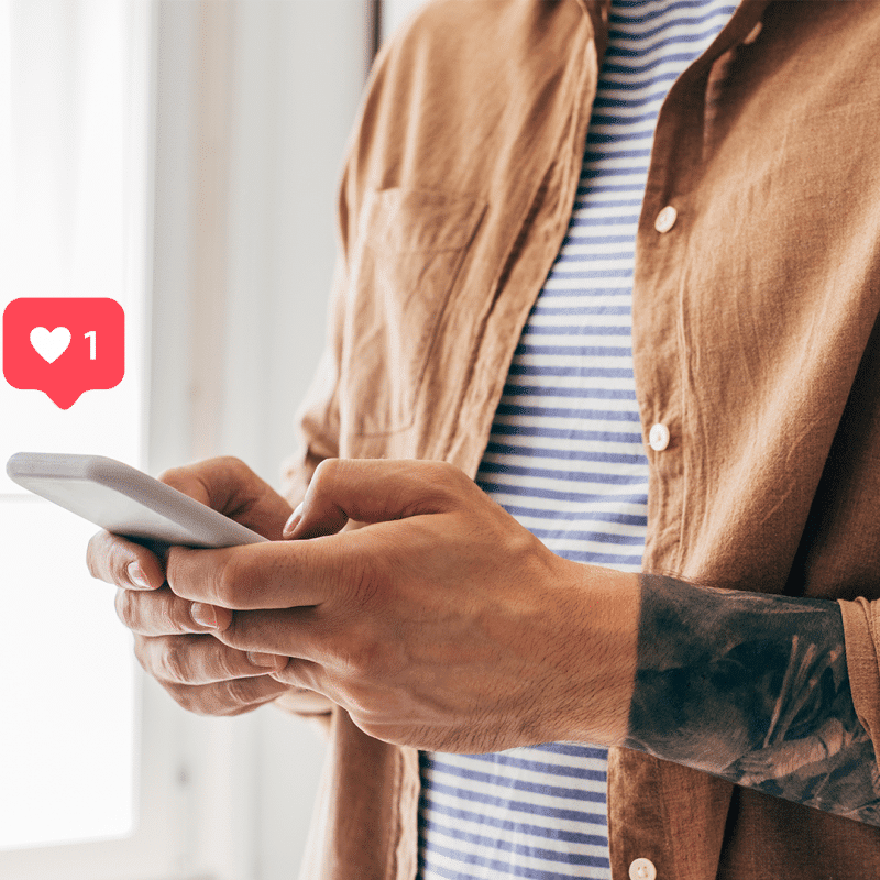 homem usando o telemóvel