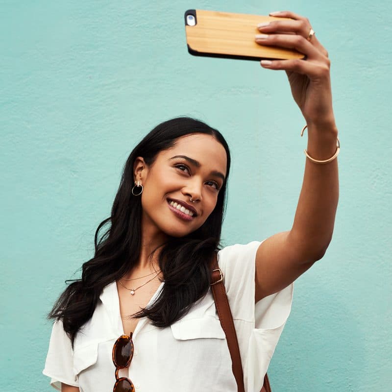 mulher fazendo uma selfie