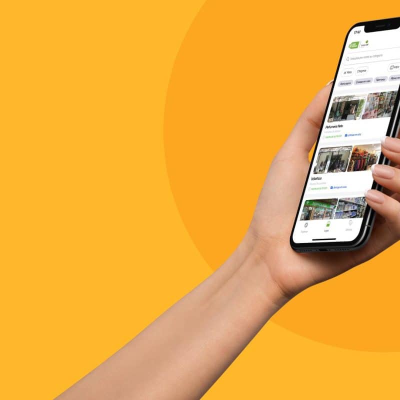 mão segura um telemovel