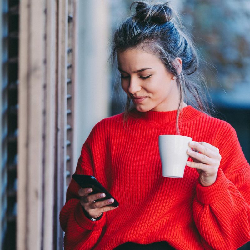 menina usa o telemóvel