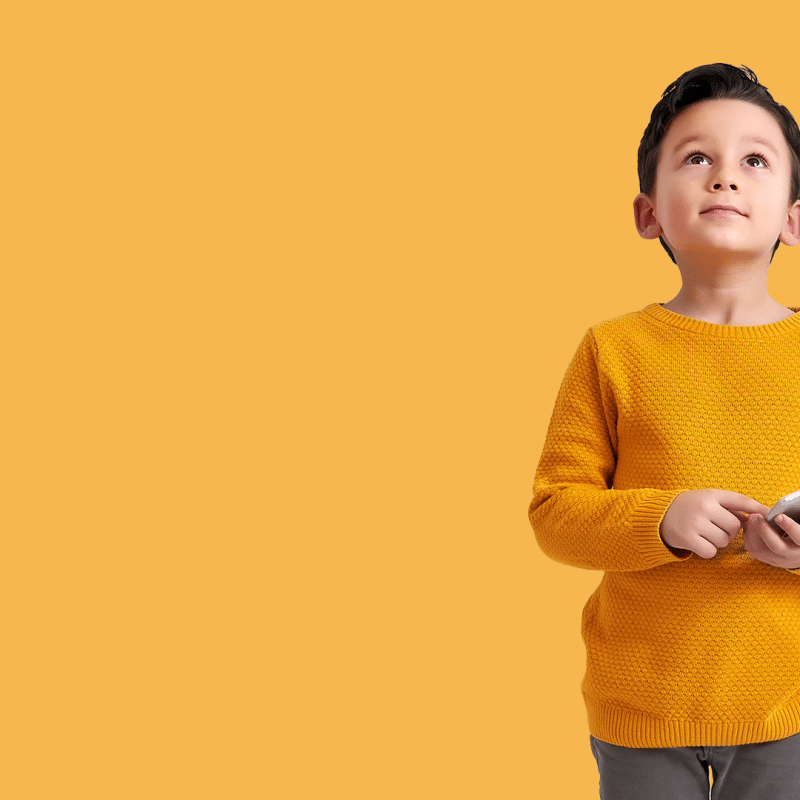 menino segurando um telemovel