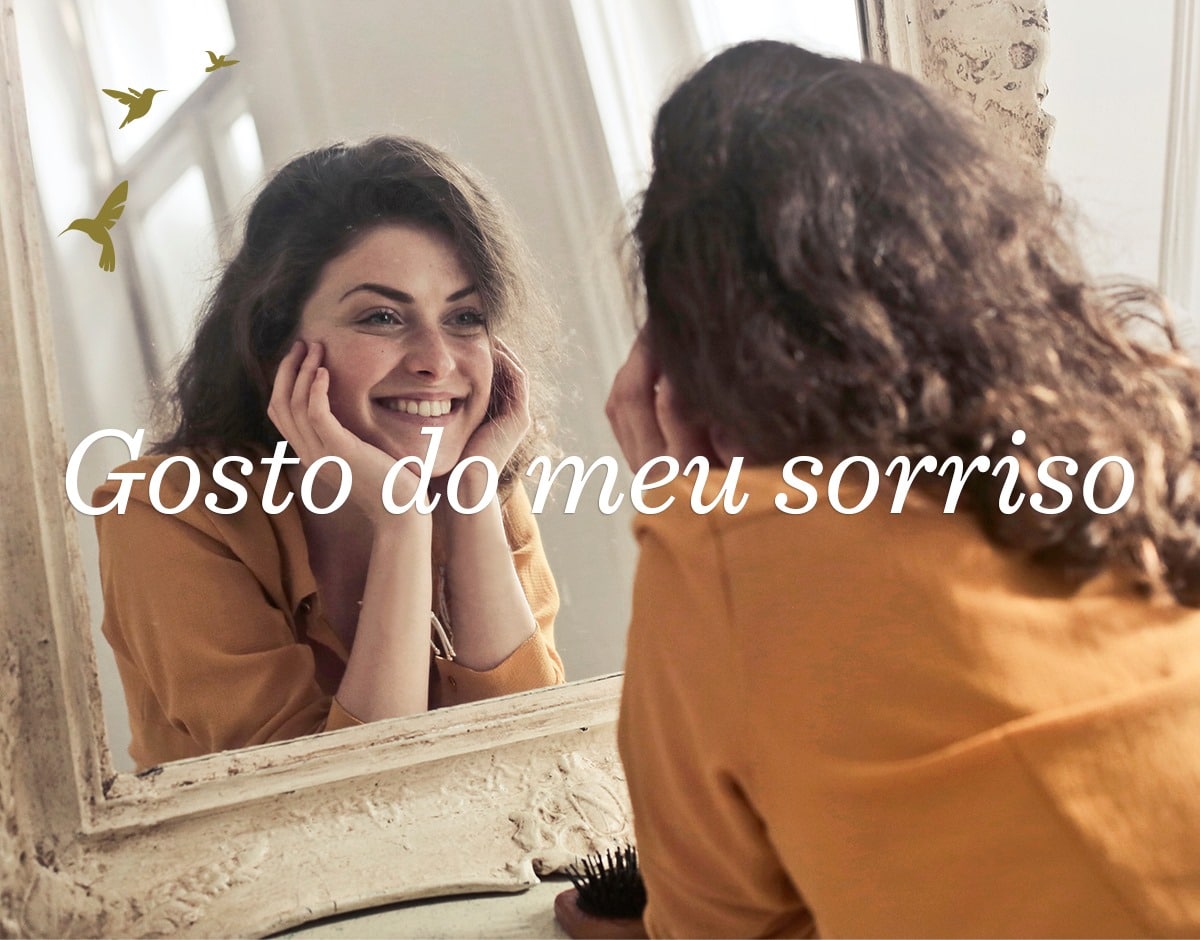 menina sorri no espelho