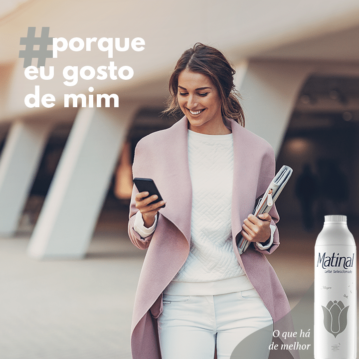 mulher a usar no telemovel