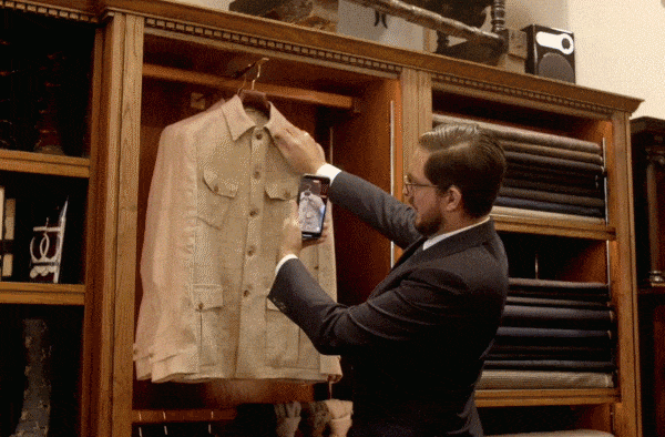 vídeo de homem fotografando roupas