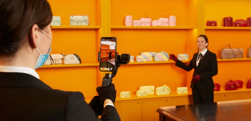 mulher a filmar vendedora da Gucci