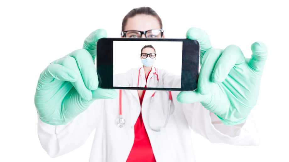 médica a segurar o telemovel