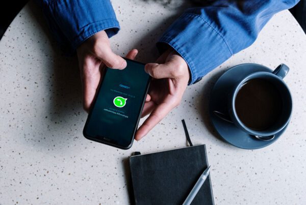 pessoa com telemóvel a aceder ao whatsapp