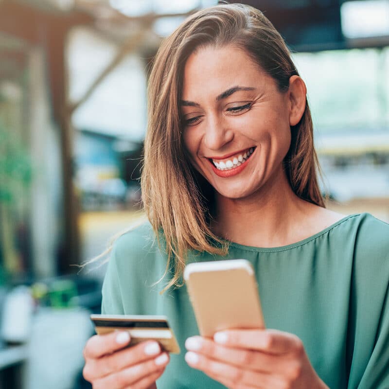 mulher com telemóvel