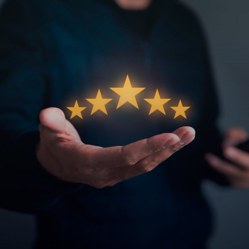 Senhor com 5 estrelas na mao
