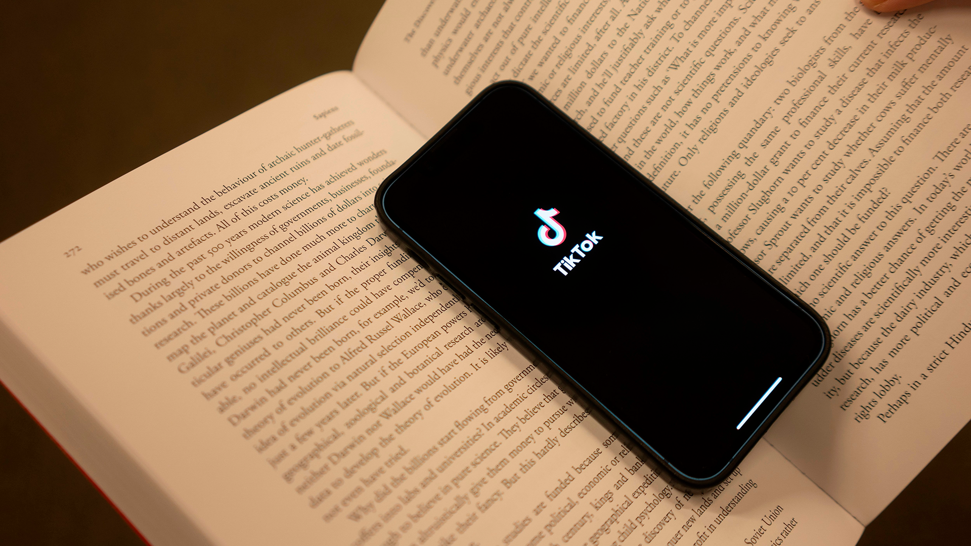 BookTok: o fenómeno que está a redefinir o marketing editorial e o comportamento dos jovens leitores em Portugal